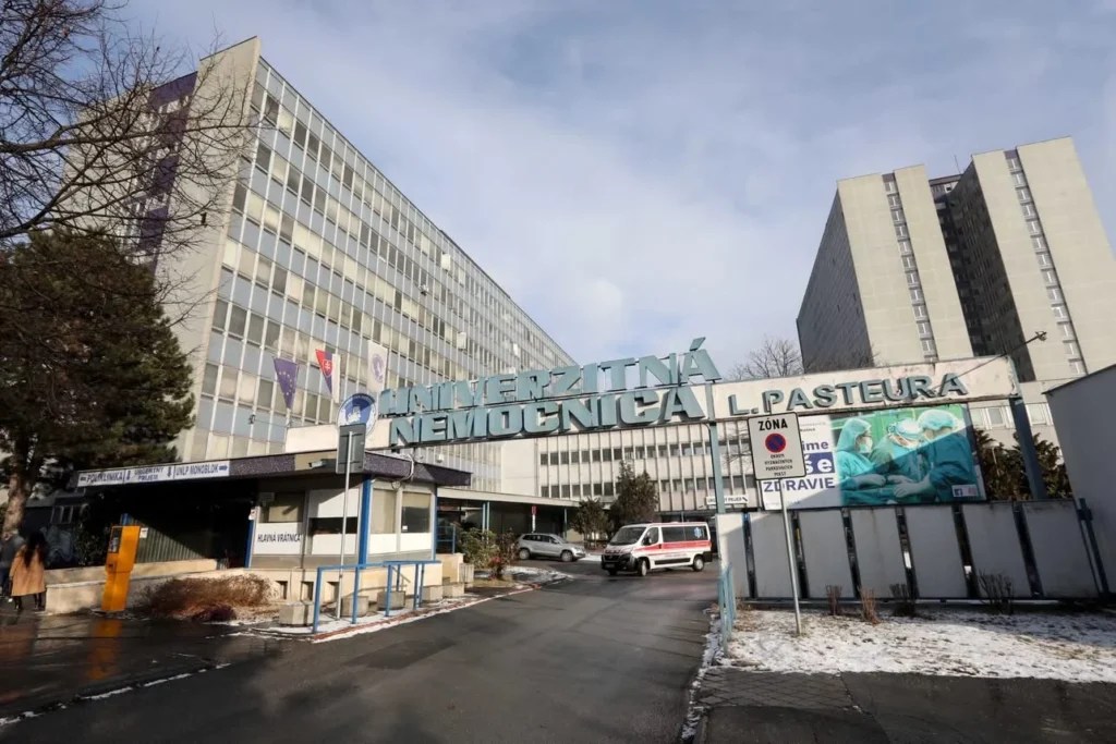 LOZ KOŠICE ŽIADA PREVERIŤ PODOZRIVÝ ZÁVÄZOK UNLP KOŠICE VO VÝŠKE 54 MILIÓNOV EUR. NA ÚROKOCH A SANKCIÁCH MÁ NEMOCNICA ZAPLATIŤ SKORO POLOVICU Z TEJTO SUMY, TEDA VYŠE 26 MILIÓNOV EUR